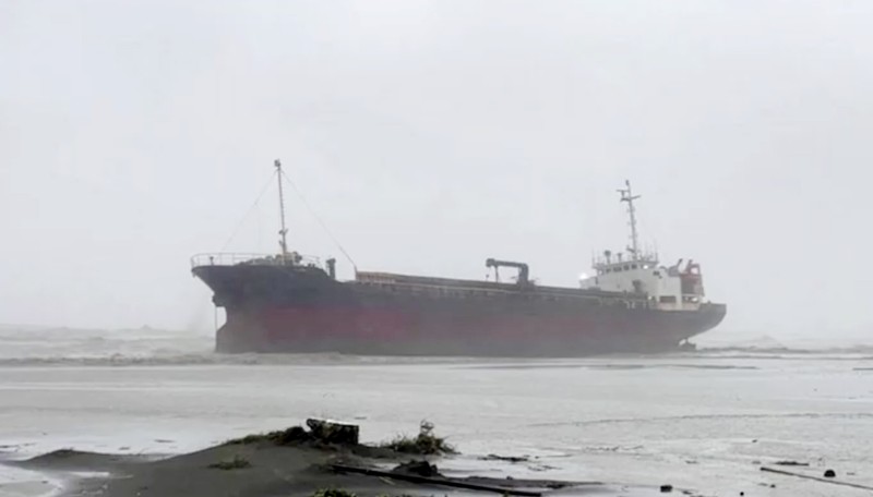 Lima kapal barang terdampar, satu tenggelam akibat Topan Gaemi. (Dok Taiwan Ocean Affairs Council via Reuters)