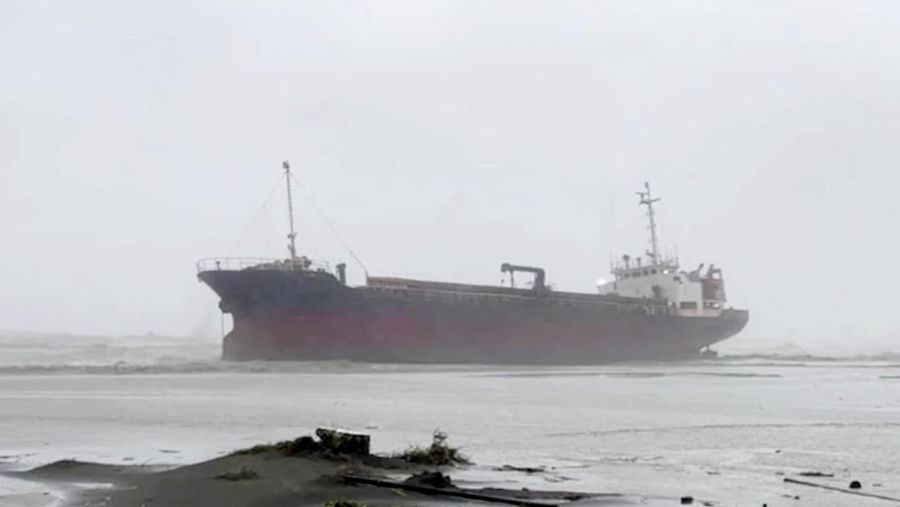 Lima kapal barang terdampar, satu tenggelam akibat Topan Gaemi. (Dok Taiwan Ocean Affairs Council via Reuters)