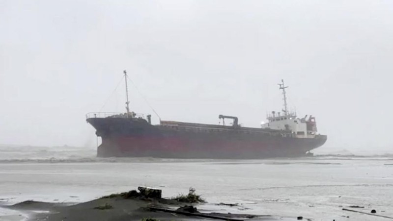 Lima kapal barang terdampar, satu tenggelam akibat Topan Gaemi. (Dok Taiwan Ocean Affairs Council via Reuters)