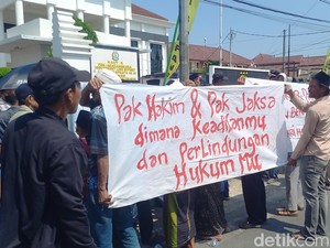 Massa Demo Kejari Sampang Tuntut Keadilan Kasus Penembakan Muarah