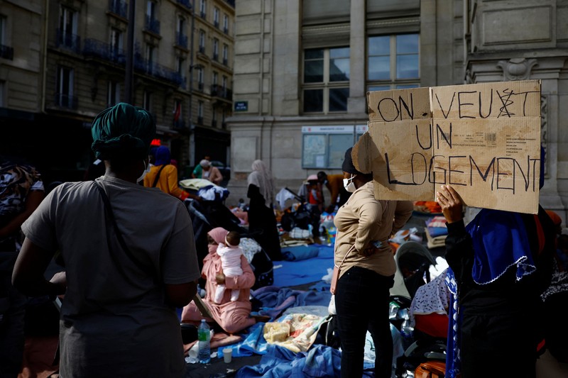 OLYMPICS-2024/PROTEST-HOMELESS Homeless families, who were evacuated from street camps, camp out in front of the city hall of Paris' 18th district calling attention to their lack of housing ahead of the Paris 2024 Olympic Games, in Paris, France, July 25, 2024. REUTERS/Sarah Meyssonnier