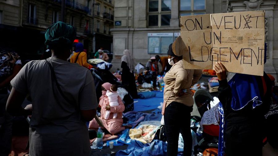 Homeless families, who were evacuated from street camps, camp out in front of the city hall of Paris' 18th district calling attention to their lack of housing ahead of the Paris 2024 Olympic Games, in Paris, France, July 25, 2024.  REUTERS/Sarah Meyssonnier