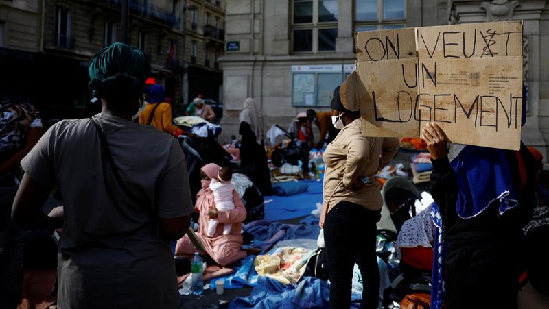 Familias sin hogar evacuadas de campamentos callejeros acampan frente al ayuntamiento del distrito 18 de París, llamando la atención sobre su falta de vivienda antes de los Juegos Olímpicos de París 2024, en París, Francia, el 25 de julio de 2024.  REUTERS/Sarah Masonier