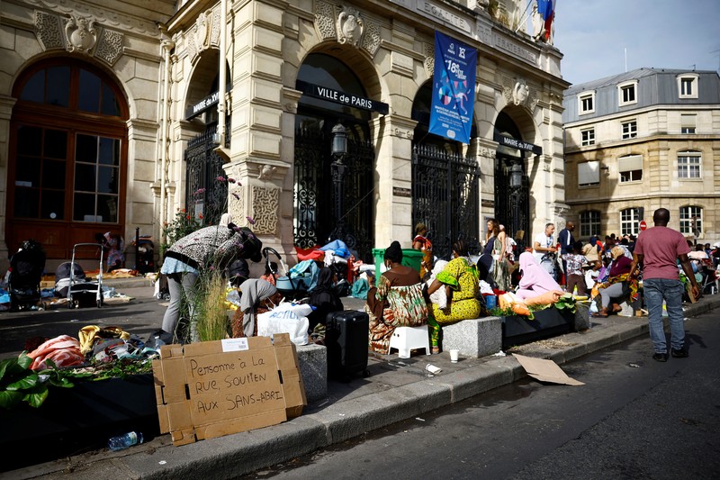 OLYMPICS-2024/PROTEST-HOMELESS Homeless families, who were evacuated from street camps, camp out in front of the city hall of Paris' 18th district calling attention to their lack of housing ahead of the Paris 2024 Olympic Games, in Paris, France, July 25, 2024. REUTERS/Sarah Meyssonnier