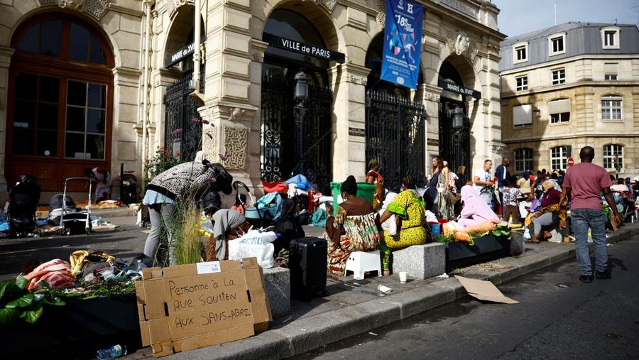 Homeless families, who were evacuated from street camps, camp out in front of the city hall of Paris' 18th district calling attention to their lack of housing ahead of the Paris 2024 Olympic Games, in Paris, France, July 25, 2024.  REUTERS/Sarah Meyssonnier