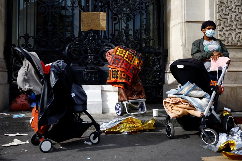 OLYMPICS-2024/PROTEST-HOMELESS Homeless families, who were evacuated from street camps, camp out in front of the city hall of Paris' 18th district calling attention to their lack of housing ahead of the Paris 2024 Olympic Games, in Paris, France, July 25, 2024. REUTERS/Sarah Meyssonnier