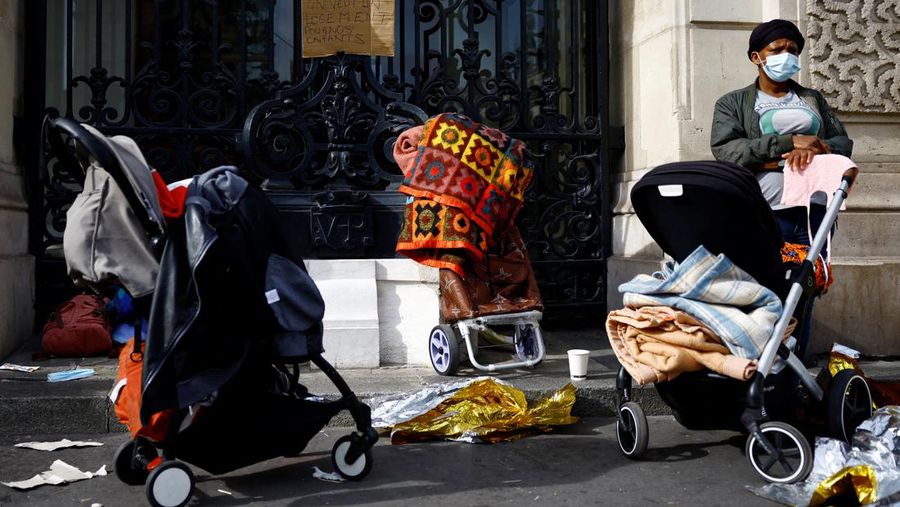 Homeless families, who were evacuated from street camps, camp out in front of the city hall of Paris' 18th district calling attention to their lack of housing ahead of the Paris 2024 Olympic Games, in Paris, France, July 25, 2024.  REUTERS/Sarah Meyssonnier