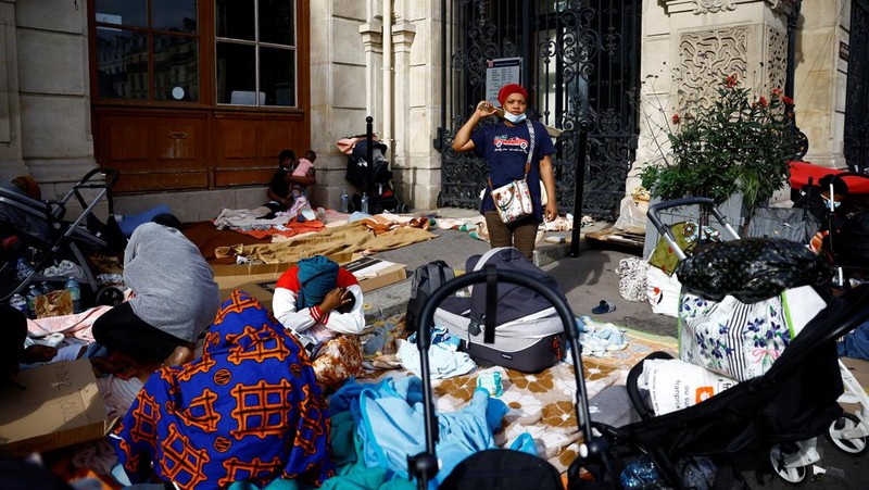 Familias sin hogar evacuadas de campamentos callejeros acampan frente al ayuntamiento del distrito 18 de París, llamando la atención sobre su falta de vivienda antes de los Juegos Olímpicos de París 2024, en París, Francia, el 25 de julio de 2024.  REUTERS/Sarah Masonier