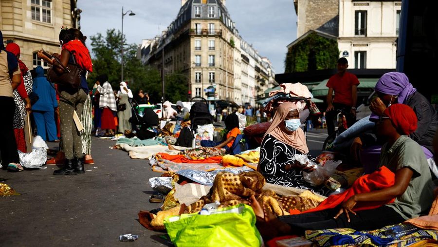 Homeless families, who were evacuated from street camps, camp out in front of the city hall of Paris' 18th district calling attention to their lack of housing ahead of the Paris 2024 Olympic Games, in Paris, France, July 25, 2024.  REUTERS/Sarah Meyssonnier