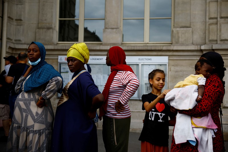 Homeless families, who were evacuated from street camps, camp out in front of the city hall of Paris' 18th district calling attention to their lack of housing ahead of the Paris 2024 Olympic Games, in Paris, France, July 25, 2024.  REUTERS/Sarah Meyssonnier