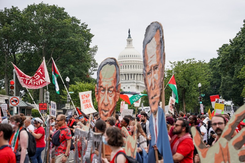 Orang-orang membawa gambar Perdana Menteri Israel Benjamin Netanyahu dan Presiden AS Joe Biden, saat demonstran Pro-Palestina melakukan protes, pada hari pidato Netanyahu di pertemuan gabungan Kongres AS, di Capitol Hill di Washington, AS, 24 Juli 2024. Orang-orang membawa gambar Perdana Menteri Israel Benjamin Netanyahu dan Presiden AS Joe Biden, saat demonstran Pro-Palestina melakukan protes, pada hari pidato Netanyahu di pertemuan gabungan Kongres AS, di Capitol Hill di Washington, AS, 24 Juli 2024. (REUTERS/Seth Herald)