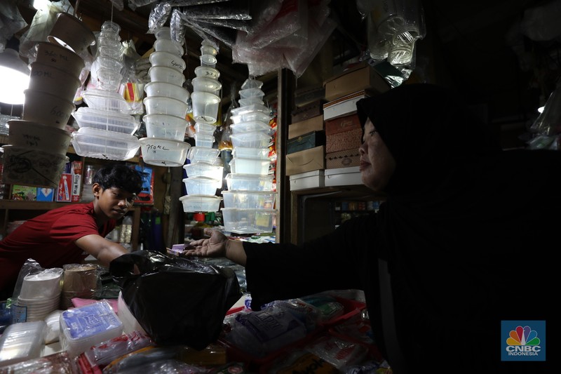 Penjual melayani pembeli di toko plastik kawasan Jakarta, Kamis (25/7/2024). (CNBC Indonesia/Tri Susilo)