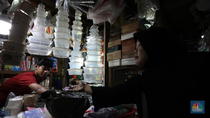 Penjual melayani pembeli di toko plastik kawasan Jakarta, Kamis (25/7/2024). (CNBC Indonesia/Tri Susilo)