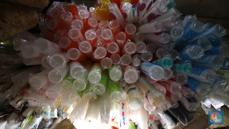 Penjual melayani pembeli di toko plastik kawasan Jakarta, Kamis (25/7/2024). Penjual melayani pembeli di toko plastik kawasan Jakarta, Kamis (25/7/2024). (CNBC Indonesia/Tri Susilo)