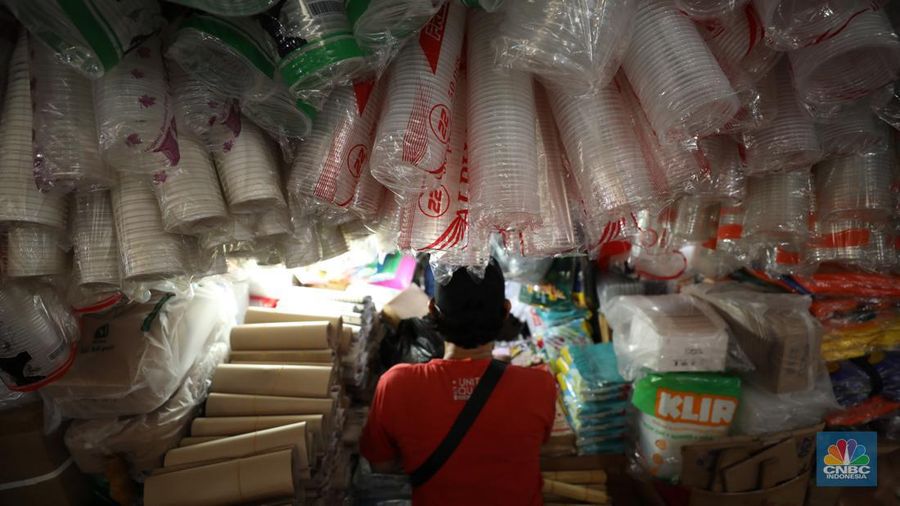 Penjual melayani pembeli di toko plastik kawasan Jakarta, Kamis (25/7/2024). (CNBC Indonesia/Tri Susilo)