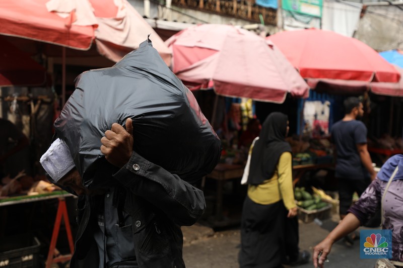Penjual melayani pembeli di toko plastik kawasan Jakarta, Kamis (25/7/2024). (CNBC Indonesia/Tri Susilo)