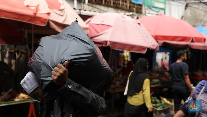 Penjual melayani pembeli di toko plastik kawasan Jakarta, Kamis (25/7/2024). (CNBC Indonesia/Tri Susilo)