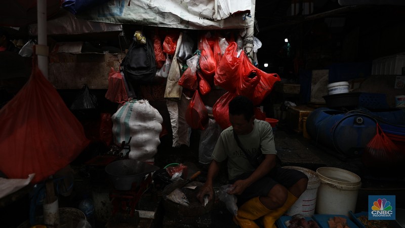 Penjual melayani pembeli di toko plastik kawasan Jakarta, Kamis (25/7/2024). (CNBC Indonesia/Tri Susilo)