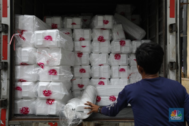 Penjual melayani pembeli di toko plastik kawasan Jakarta, Kamis (25/7/2024). (CNBC Indonesia/Tri Susilo)