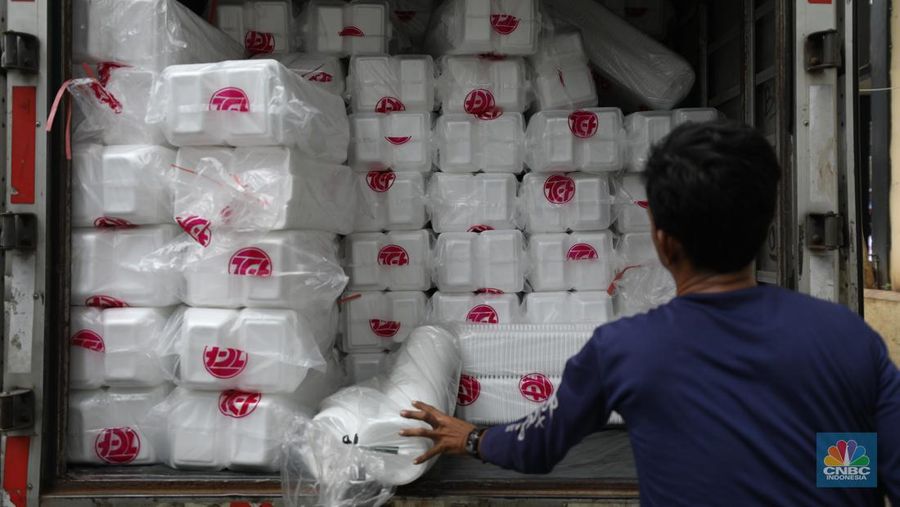 Penjual melayani pembeli di toko plastik kawasan Jakarta, Kamis (25/7/2024). (CNBC Indonesia/Tri Susilo)