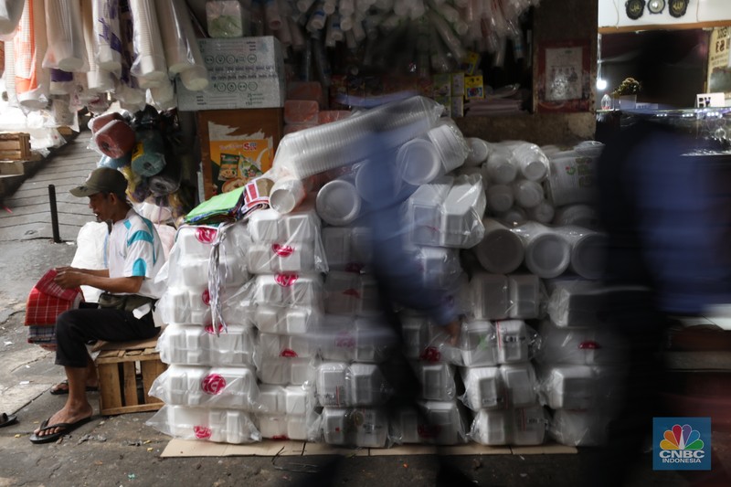Penjual melayani pembeli di toko plastik kawasan Jakarta, Kamis (25/7/2024). (CNBC Indonesia/Tri Susilo)