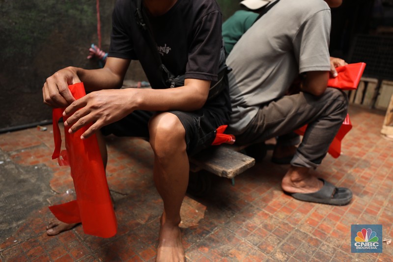 Penjual melayani pembeli di toko plastik kawasan Jakarta, Kamis (25/7/2024). (CNBC Indonesia/Tri Susilo)
