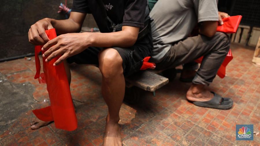 Penjual melayani pembeli di toko plastik kawasan Jakarta, Kamis (25/7/2024). (CNBC Indonesia/Tri Susilo)