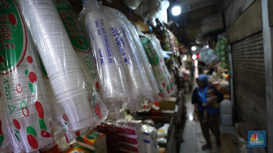 Penjual melayani pembeli di toko plastik kawasan Jakarta, Kamis (25/7/2024). (²©²ÊÍøÕ¾/Tri Susilo)