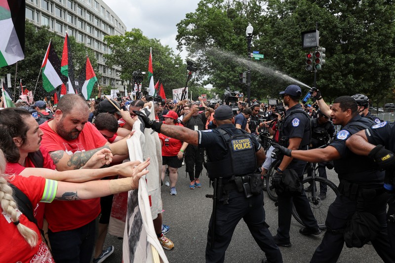 Orang-orang membawa gambar Perdana Menteri Israel Benjamin Netanyahu dan Presiden AS Joe Biden, saat demonstran Pro-Palestina melakukan protes, pada hari pidato Netanyahu di pertemuan gabungan Kongres AS, di Capitol Hill di Washington, AS, 24 Juli 2024. Orang-orang membawa gambar Perdana Menteri Israel Benjamin Netanyahu dan Presiden AS Joe Biden, saat demonstran Pro-Palestina melakukan protes, pada hari pidato Netanyahu di pertemuan gabungan Kongres AS, di Capitol Hill di Washington, AS, 24 Juli 2024. (REUTERS/Seth Herald)
