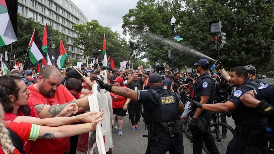 Orang-orang membawa gambar Perdana Menteri Israel Benjamin Netanyahu dan Presiden AS Joe Biden, saat demonstran Pro-Palestina melakukan protes, pada hari pidato Netanyahu di pertemuan gabungan Kongres AS, di Capitol Hill di Washington, AS, 24 Juli 2024. (REUTERS/Seth Herald)