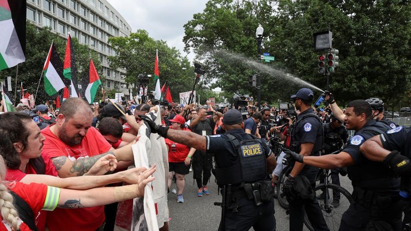 Orang-orang membawa gambar Perdana Menteri Israel Benjamin Netanyahu dan Presiden AS Joe Biden, saat demonstran Pro-Palestina melakukan protes, pada hari pidato Netanyahu di pertemuan gabungan Kongres AS, di Capitol Hill di Washington, AS, 24 Juli 2024. (REUTERS/Seth Herald)