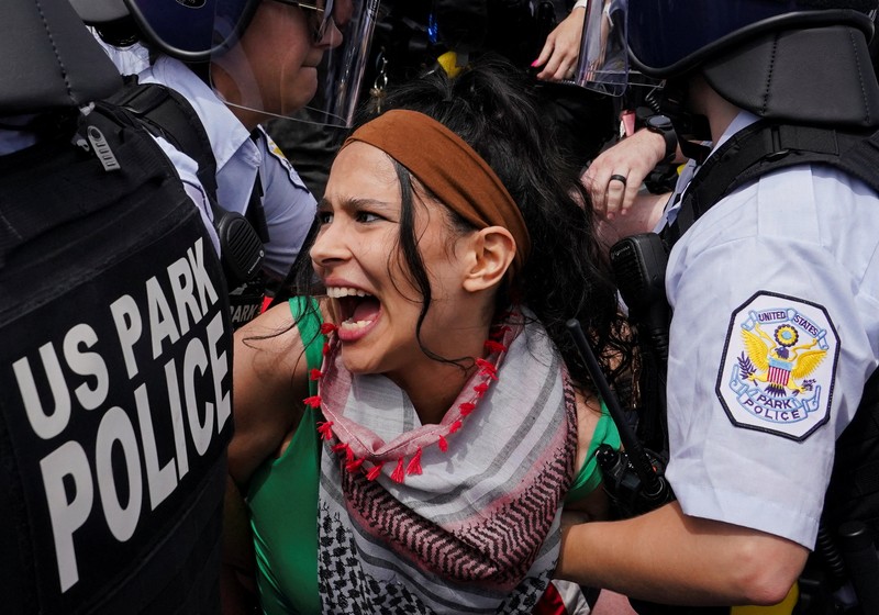 Orang-orang membawa gambar Perdana Menteri Israel Benjamin Netanyahu dan Presiden AS Joe Biden, saat demonstran Pro-Palestina melakukan protes, pada hari pidato Netanyahu di pertemuan gabungan Kongres AS, di Capitol Hill di Washington, AS, 24 Juli 2024. Orang-orang membawa gambar Perdana Menteri Israel Benjamin Netanyahu dan Presiden AS Joe Biden, saat demonstran Pro-Palestina melakukan protes, pada hari pidato Netanyahu di pertemuan gabungan Kongres AS, di Capitol Hill di Washington, AS, 24 Juli 2024. (REUTERS/Seth Herald)