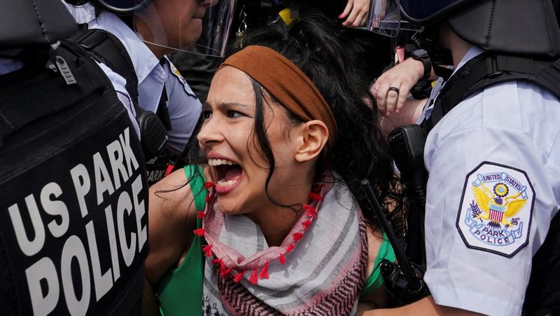 Orang-orang membawa gambar Perdana Menteri Israel Benjamin Netanyahu dan Presiden AS Joe Biden, saat demonstran Pro-Palestina melakukan protes, pada hari pidato Netanyahu di pertemuan gabungan Kongres AS, di Capitol Hill di Washington, AS, 24 Juli 2024. (REUTERS/Seth Herald)