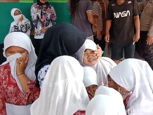 Tangis Siswa SDN Widoro Enggan Pindah gegara Sekolah Dimerger