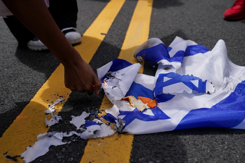 Orang-orang membawa gambar Perdana Menteri Israel Benjamin Netanyahu dan Presiden AS Joe Biden, saat demonstran Pro-Palestina melakukan protes, pada hari pidato Netanyahu di pertemuan gabungan Kongres AS, di Capitol Hill di Washington, AS, 24 Juli 2024. Orang-orang membawa gambar Perdana Menteri Israel Benjamin Netanyahu dan Presiden AS Joe Biden, saat demonstran Pro-Palestina melakukan protes, pada hari pidato Netanyahu di pertemuan gabungan Kongres AS, di Capitol Hill di Washington, AS, 24 Juli 2024. (REUTERS/Seth Herald)
