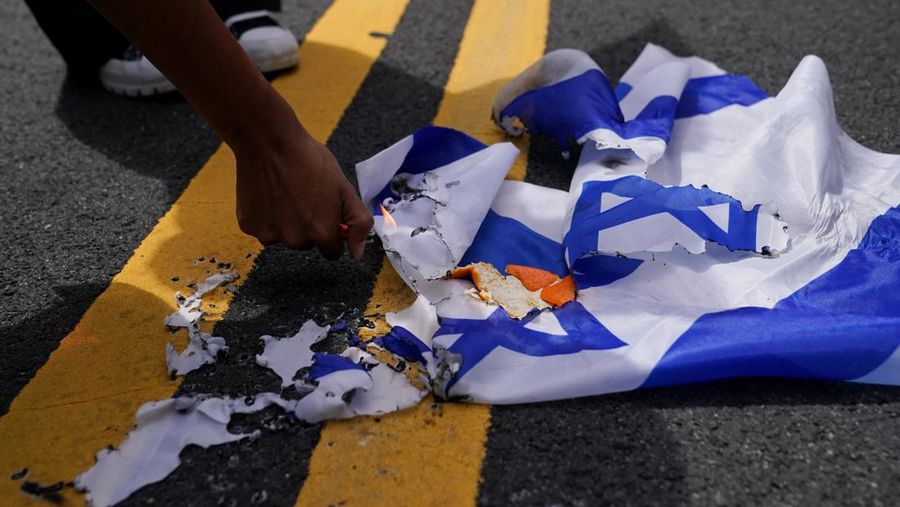Orang-orang membawa gambar Perdana Menteri Israel Benjamin Netanyahu dan Presiden AS Joe Biden, saat demonstran Pro-Palestina melakukan protes, pada hari pidato Netanyahu di pertemuan gabungan Kongres AS, di Capitol Hill di Washington, AS, 24 Juli 2024. (REUTERS/Seth Herald)