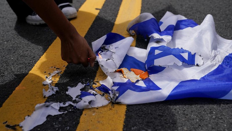 Orang-orang membawa gambar Perdana Menteri Israel Benjamin Netanyahu dan Presiden AS Joe Biden, saat demonstran Pro-Palestina melakukan protes, pada hari pidato Netanyahu di pertemuan gabungan Kongres AS, di Capitol Hill di Washington, AS, 24 Juli 2024. (REUTERS/Seth Herald)