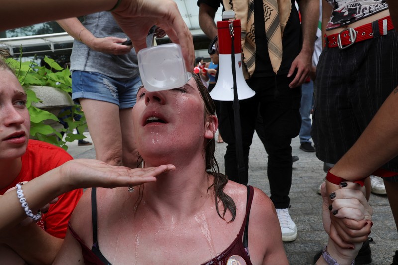 Orang-orang membawa gambar Perdana Menteri Israel Benjamin Netanyahu dan Presiden AS Joe Biden, saat demonstran Pro-Palestina melakukan protes, pada hari pidato Netanyahu di pertemuan gabungan Kongres AS, di Capitol Hill di Washington, AS, 24 Juli 2024. Orang-orang membawa gambar Perdana Menteri Israel Benjamin Netanyahu dan Presiden AS Joe Biden, saat demonstran Pro-Palestina melakukan protes, pada hari pidato Netanyahu di pertemuan gabungan Kongres AS, di Capitol Hill di Washington, AS, 24 Juli 2024. (REUTERS/Seth Herald)