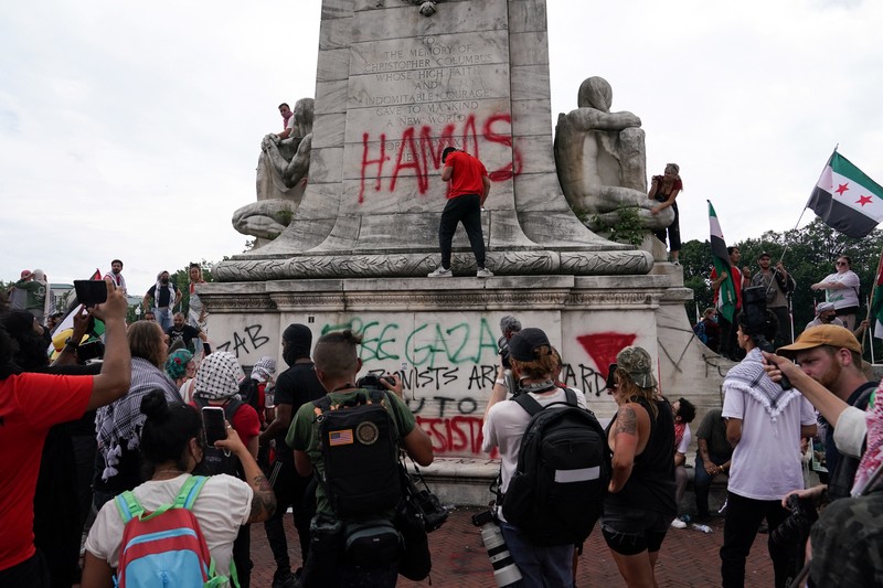 Orang-orang membawa gambar Perdana Menteri Israel Benjamin Netanyahu dan Presiden AS Joe Biden, saat demonstran Pro-Palestina melakukan protes, pada hari pidato Netanyahu di pertemuan gabungan Kongres AS, di Capitol Hill di Washington, AS, 24 Juli 2024. Orang-orang membawa gambar Perdana Menteri Israel Benjamin Netanyahu dan Presiden AS Joe Biden, saat demonstran Pro-Palestina melakukan protes, pada hari pidato Netanyahu di pertemuan gabungan Kongres AS, di Capitol Hill di Washington, AS, 24 Juli 2024. (REUTERS/Seth Herald)