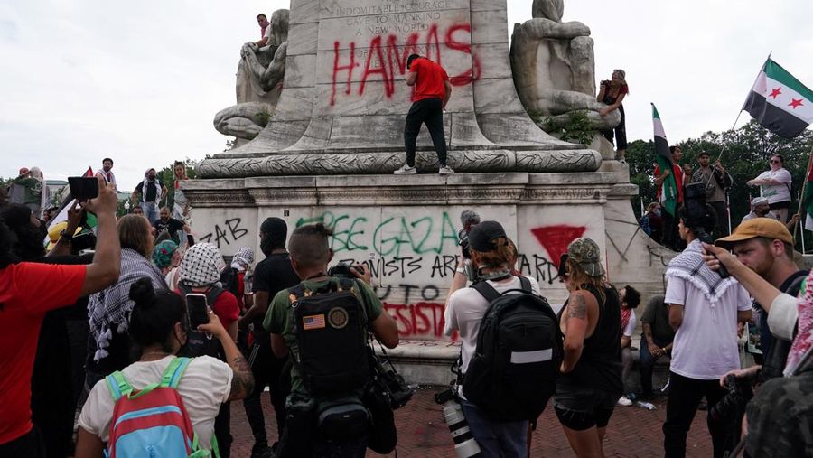 Orang-orang membawa gambar Perdana Menteri Israel Benjamin Netanyahu dan Presiden AS Joe Biden, saat demonstran Pro-Palestina melakukan protes, pada hari pidato Netanyahu di pertemuan gabungan Kongres AS, di Capitol Hill di Washington, AS, 24 Juli 2024. (REUTERS/Seth Herald)