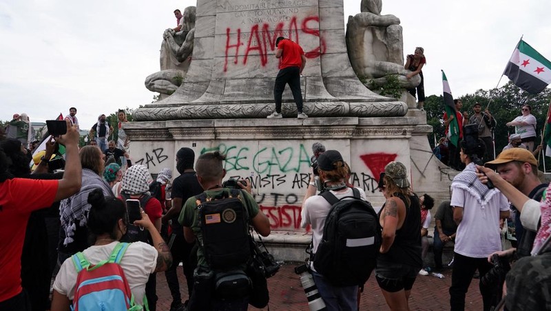 Orang-orang membawa gambar Perdana Menteri Israel Benjamin Netanyahu dan Presiden AS Joe Biden, saat demonstran Pro-Palestina melakukan protes, pada hari pidato Netanyahu di pertemuan gabungan Kongres AS, di Capitol Hill di Washington, AS, 24 Juli 2024. (REUTERS/Seth Herald)