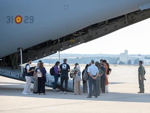 Momen 15 Anak Gaza Tiba di Spanyol untuk Perawatan Medis