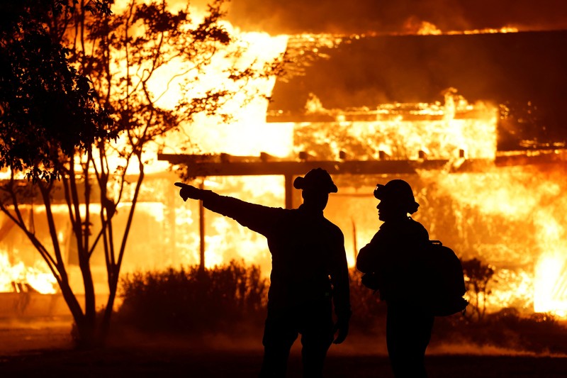 USA-WILDFIRES/ A firefighter works as Park Fire burns near Chico, California, U.S. July 24, 2024. REUTERS/Fred Greaves