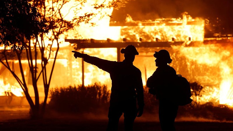 Seorang petugas pemadam kebakaran bekerja saat Park Fire terbakar di Chico, California, AS pada 24 Juli 2024.  REUTERS/Fred Greaves