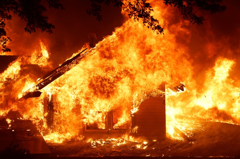 USA-WILDFIRES/ A firefighter works as Park Fire burns near Chico, California, U.S. July 24, 2024. REUTERS/Fred Greaves