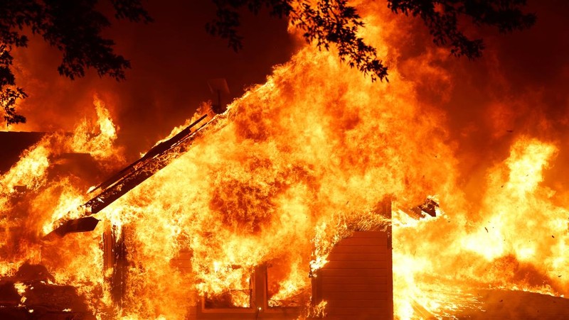 Seorang petugas pemadam kebakaran bekerja saat Park Fire terbakar di Chico, California, AS pada 24 Juli 2024.  REUTERS/Fred Greaves