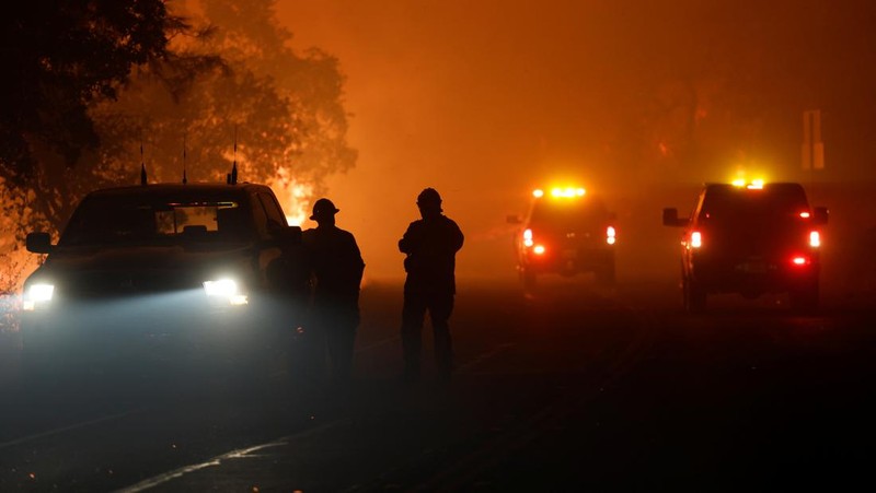 Seorang petugas pemadam kebakaran bekerja saat api berkobar di sebuah taman di Chico, California, pada 24 Juli 2024.  REUTERS/Fred Greaves