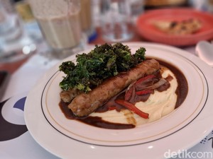 Pertama di Jakarta! Kafe Ini Punya Lapangan Tenis Berstandar Wimbledon