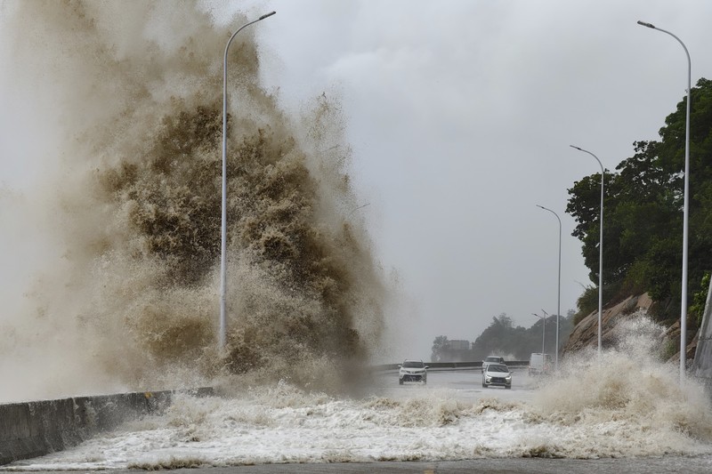 Ombak menghantam perlindungan pantai setelah Topan Gaemi melewati Taiwan utara di Yilan, Taiwan, 25 Juli 2024. Ombak menghantam perlindungan pantai setelah Topan Gaemi melewati Taiwan utara di Yilan, Taiwan, 25 Juli 2024. (REUTERS/Carlos Garcia Rawlins)