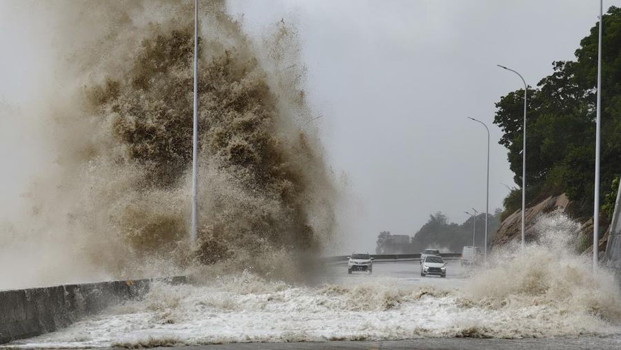Ombak menghantam perlindungan pantai setelah Topan Gaemi melewati Taiwan utara di Yilan, Taiwan, 25 Juli 2024. (REUTERS/Carlos Garcia Rawlins)